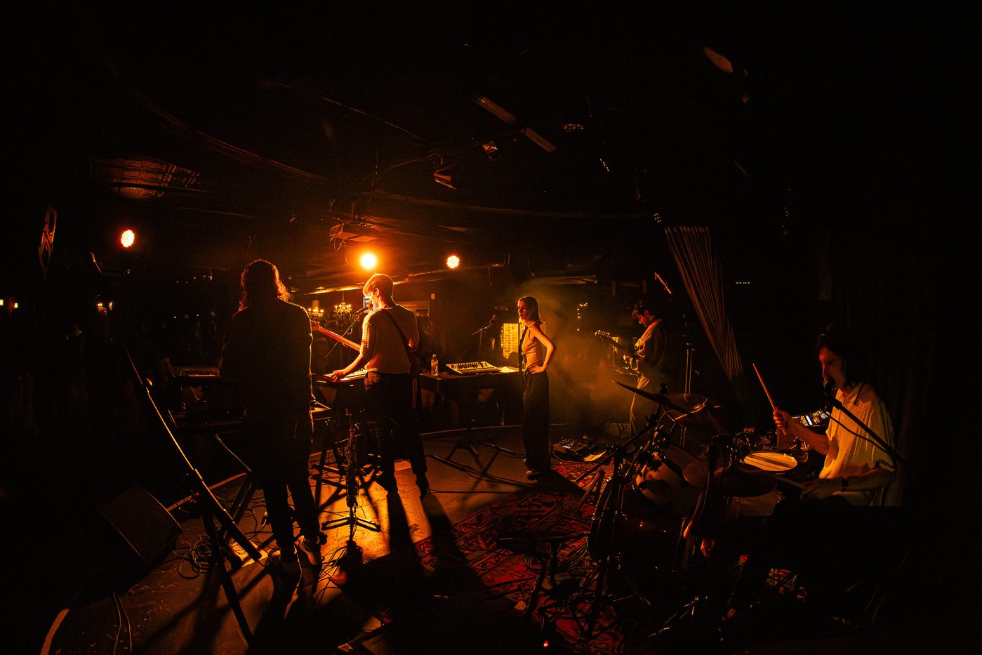 Kaydelis live show with atmospheric stage lighting